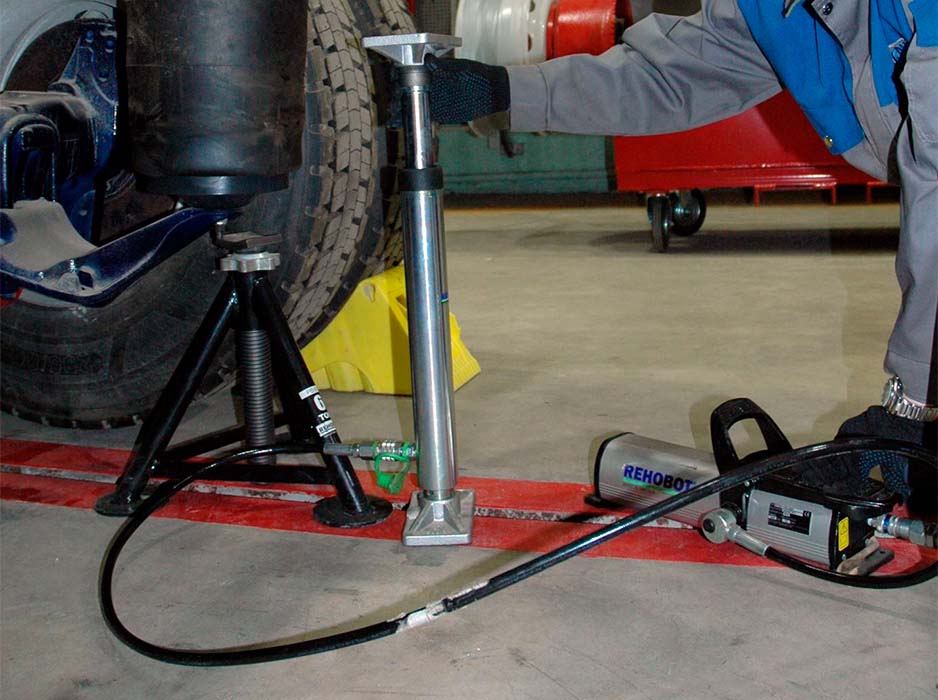 Гидроцилиндр толкающий, усилие 11 т, ход штока 300 мм, высота 474 мм