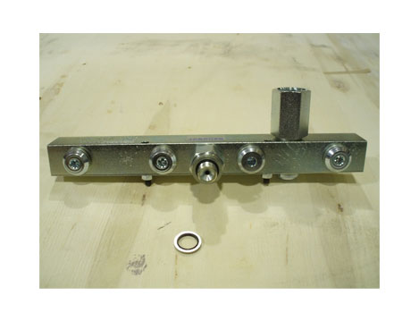 Коллектор распределительный, 5 выходов, вн. 1/4", нар. 1/4" и 1/2" для манометра