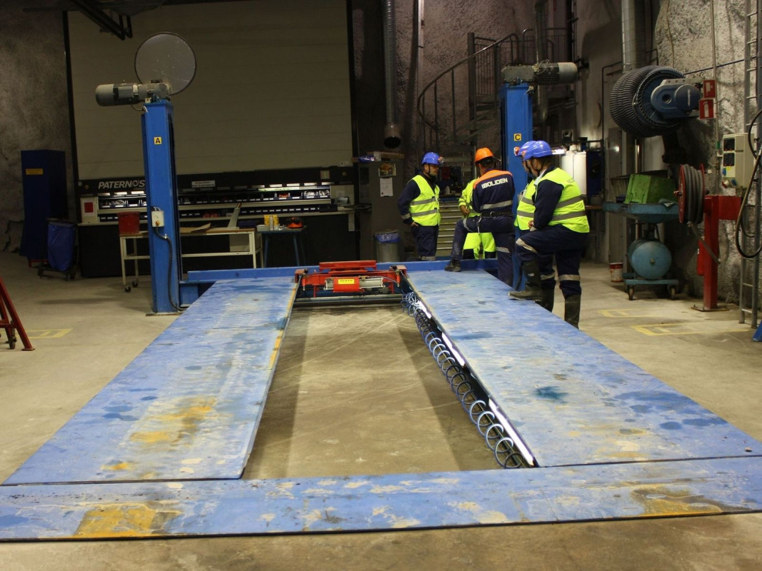 Домкрат для платформенного подъемника, пневмогидравлический на 10 т, высота подъема 250 мм