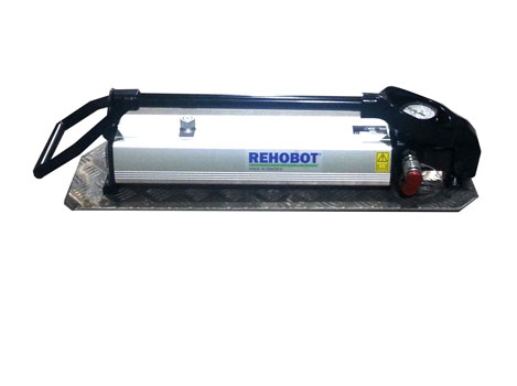 Насос гидравлический, ручной, двуступенчатый с манометром (80 MПа, 2,4 л, 9,9 кг)