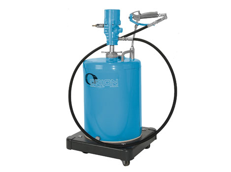 Нагнетатель смазки 55:1 под бочки 12-20кг, передвижной, с защитным кожухом на бочку, De-Luxe производительностью~600 г/мин, брс 1/4”, крышка для бочки,шланг для смазки 2 м, Z-соединен и раздаточный пистолет.