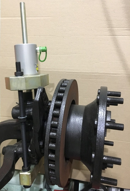 Съёмник гидравлический для съёма шкворней грузовых автомобилей , усилие 18 т, ход штока 51 мм