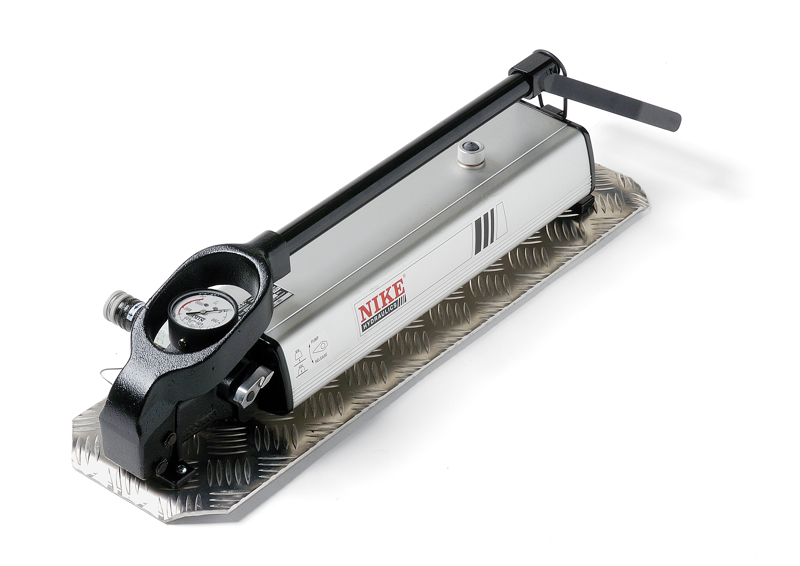 Насос гидравлический, ручной, двуступенчатый с манометром (80 MПа, 2,4 л, 9,9 кг)