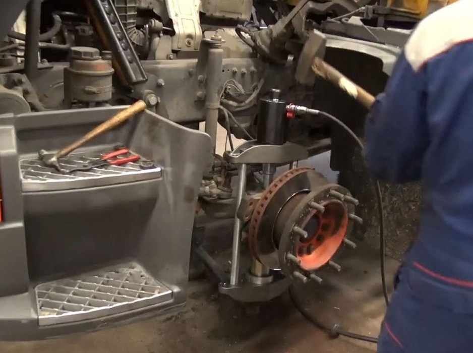 Выпрессовщик шкворней для грузовых автомобилей, универсальный с насосом (базовая версия)