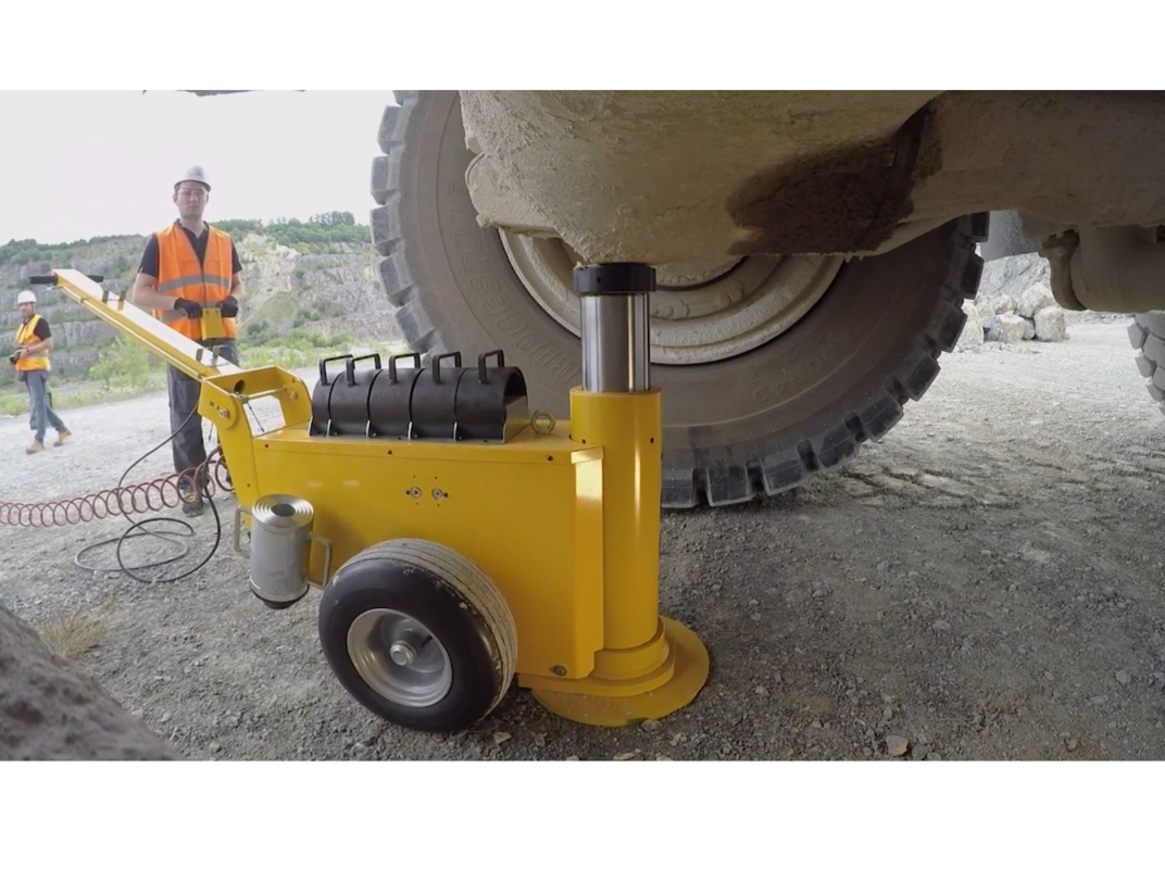 Домкрат пневмогидравлический тяжелого типа для горной промышленности, 100 т (на высоту до 1170 мм)