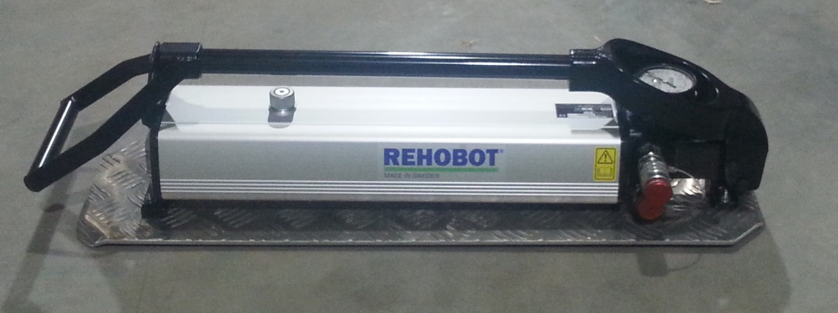 Насос гидравлический, ручной, двуступенчатый с манометром (80 MПа, 2,4 л, 9,9 кг)