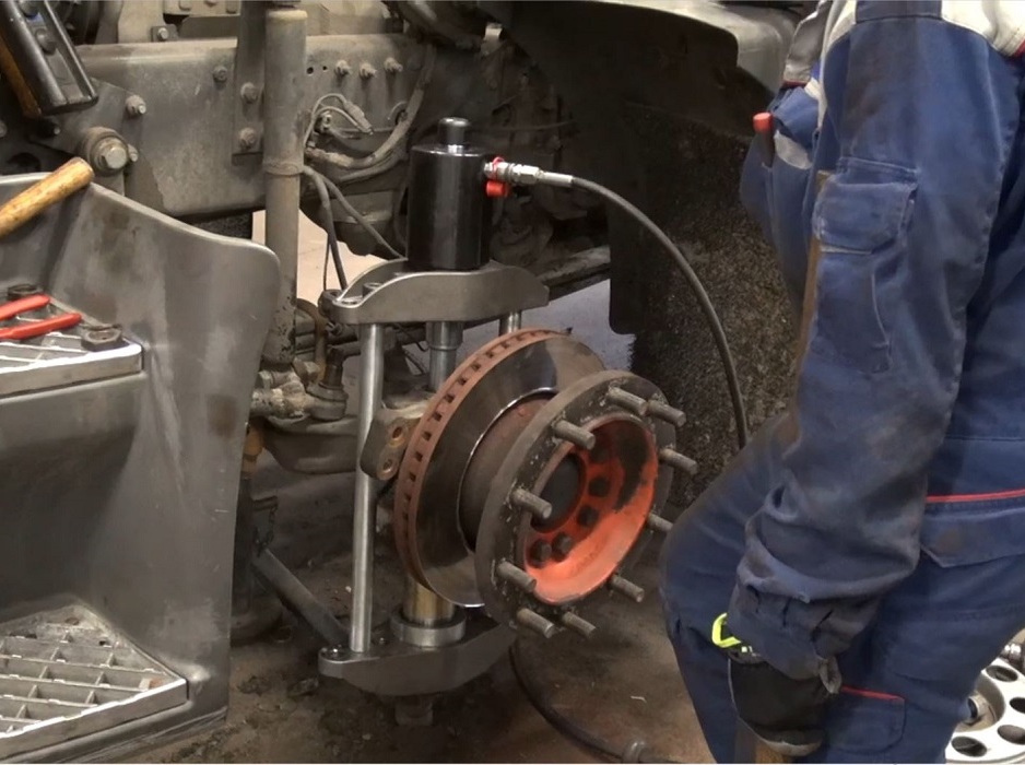 Выпрессовщик шкворней для грузовых автомобилей, универсальный с насосом (базовая версия)