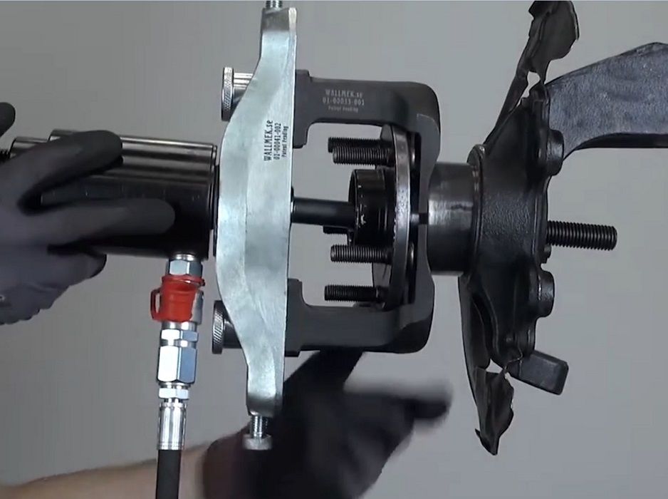 Комплект для снятия и установки ступиц легковых автомобилей с гидравлическим цилиндром на 22 тонны, универсальный с насосом (базовая версия)