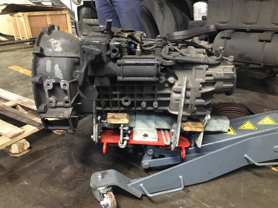 Подъёмник для снятия и установки агрегатов трансмиссии грузовых автомобилей с оснасткой