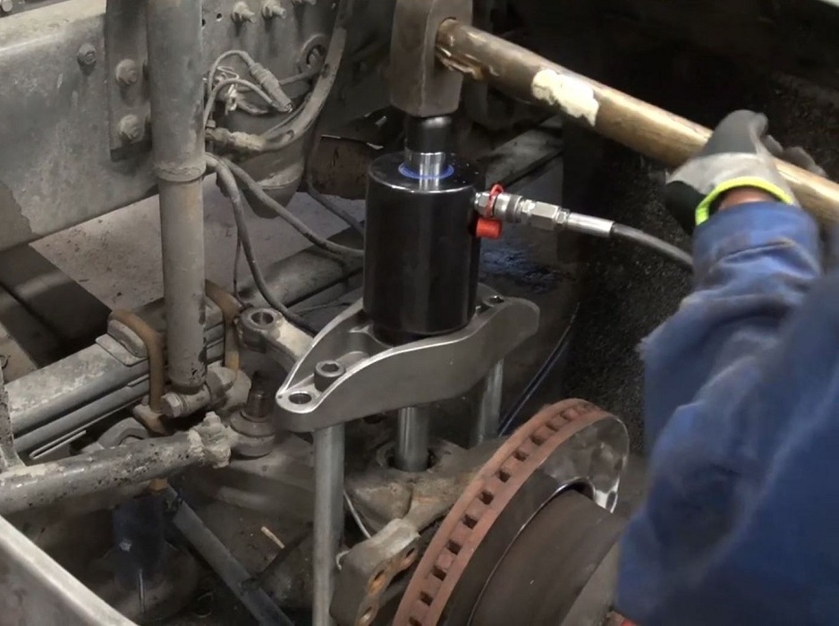 Выпрессовщик шкворней для грузовых автомобилей, универсальный с насосом (базовая версия)