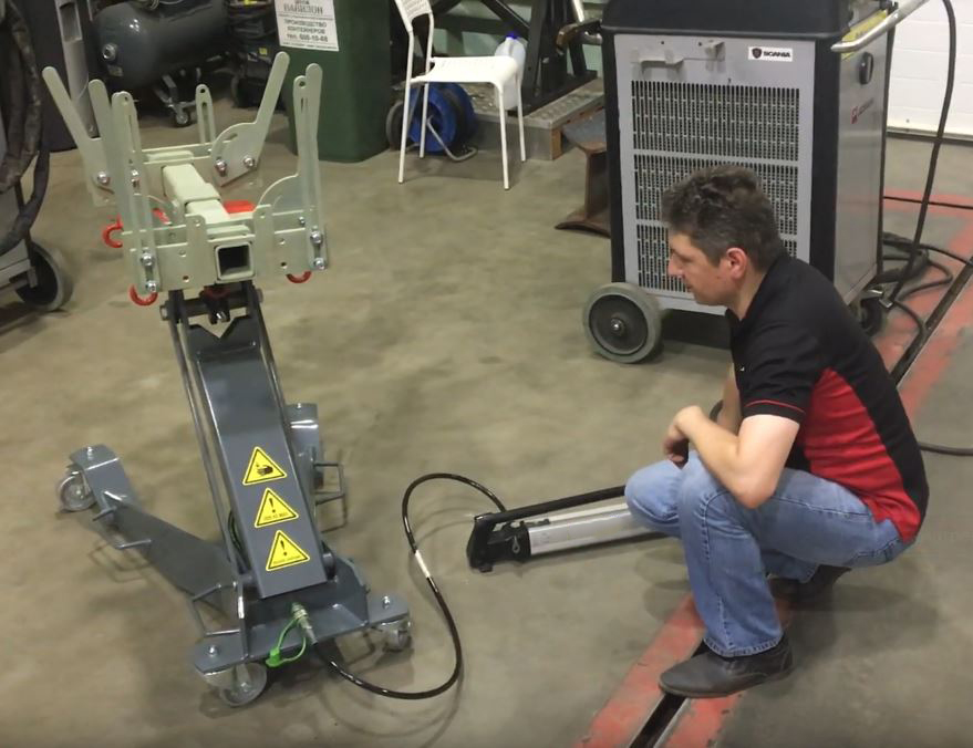 Подъёмник для снятия и установки агрегатов трансмиссии грузовых автомобилей с оснасткой