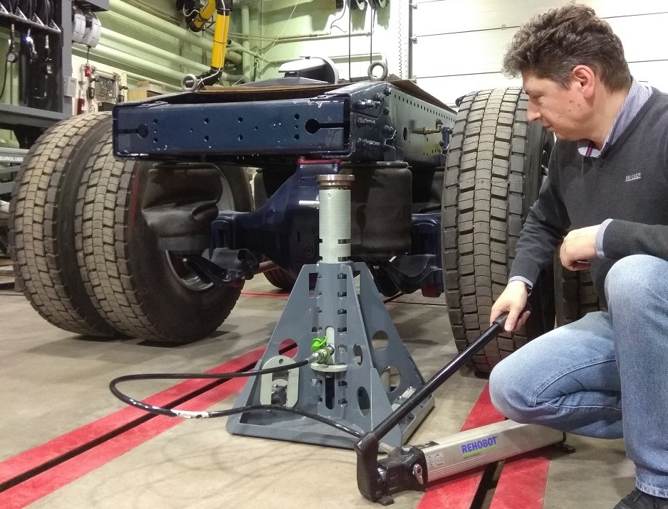 Комплект гидравлических домкратов для вывешивания осей ТС с насосом