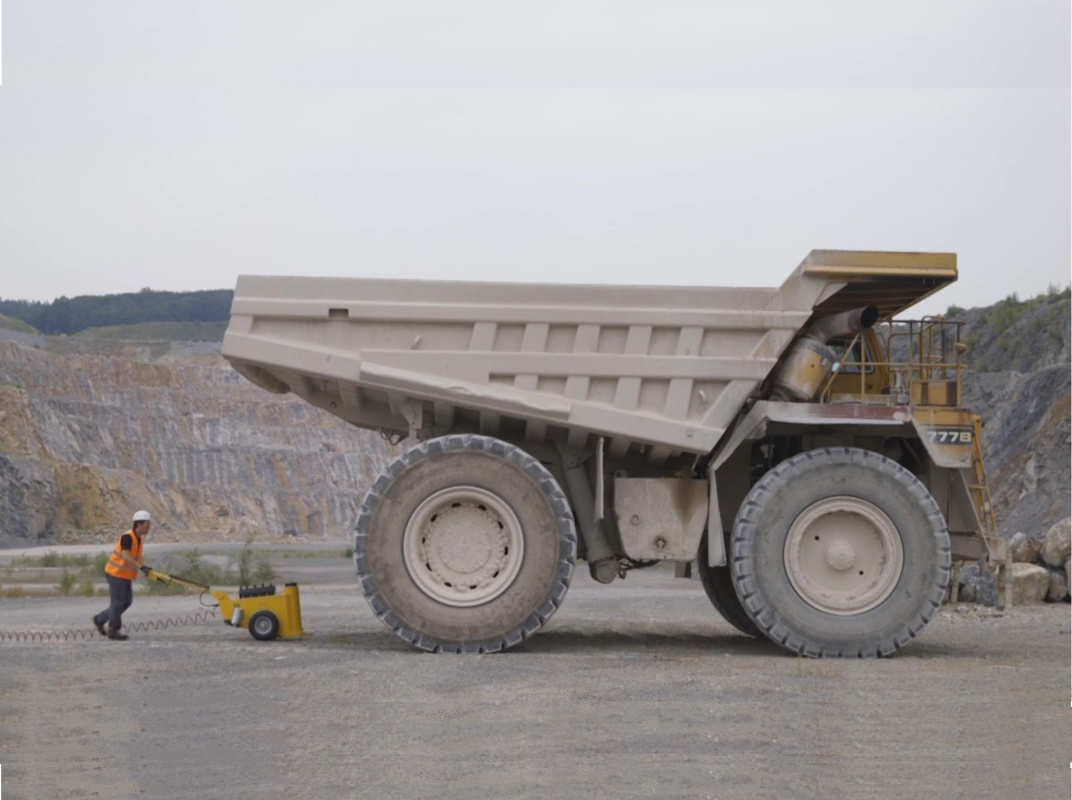 Домкрат пневмогидравлический тяжелого типа для горной промышленности, 100 т (на высоту до 1170 мм)