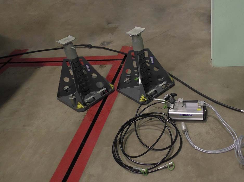 Комплект гидравлических домкратов для вывешивания осей ТС с насосом