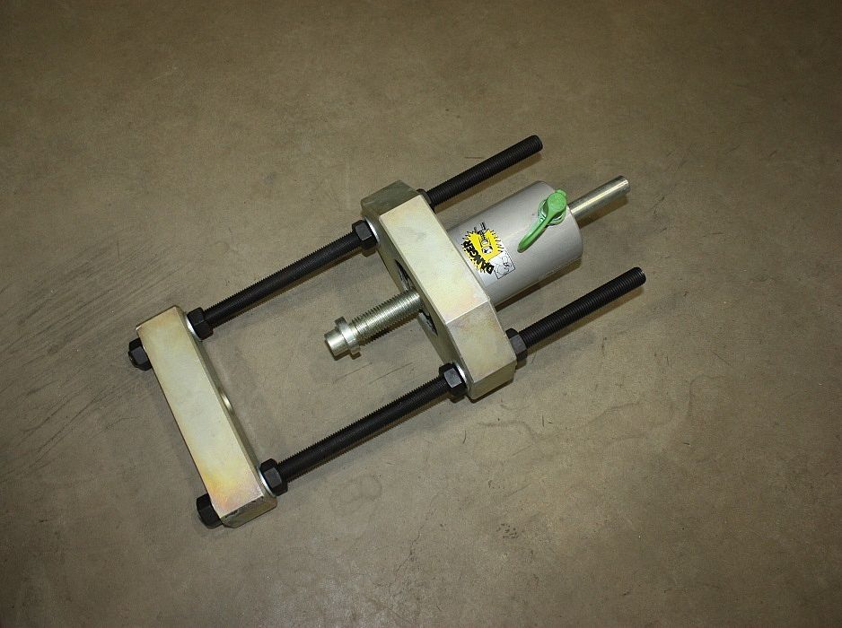 Съёмник гидравлический для съёма шкворней грузовых автомобилей , усилие 18 т, ход штока 51 мм