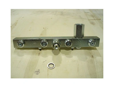 Коллектор распределительный, 5 выходов, вн. 1/4", нар. 1/4" и 1/2" для манометра