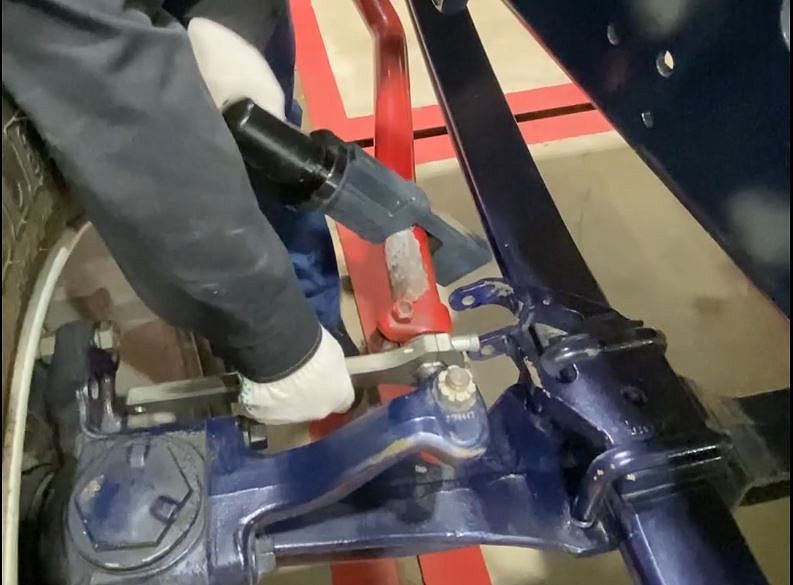 Инструмент ударный пневматический для откручивания рулевых тяг