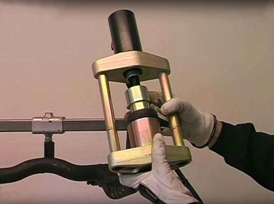 Комплект для снятия и установки шарнирных соединений легковых автомобилей с гидравлическим цилиндром на 22 тонны, универсальный с насосом (базовая версия)