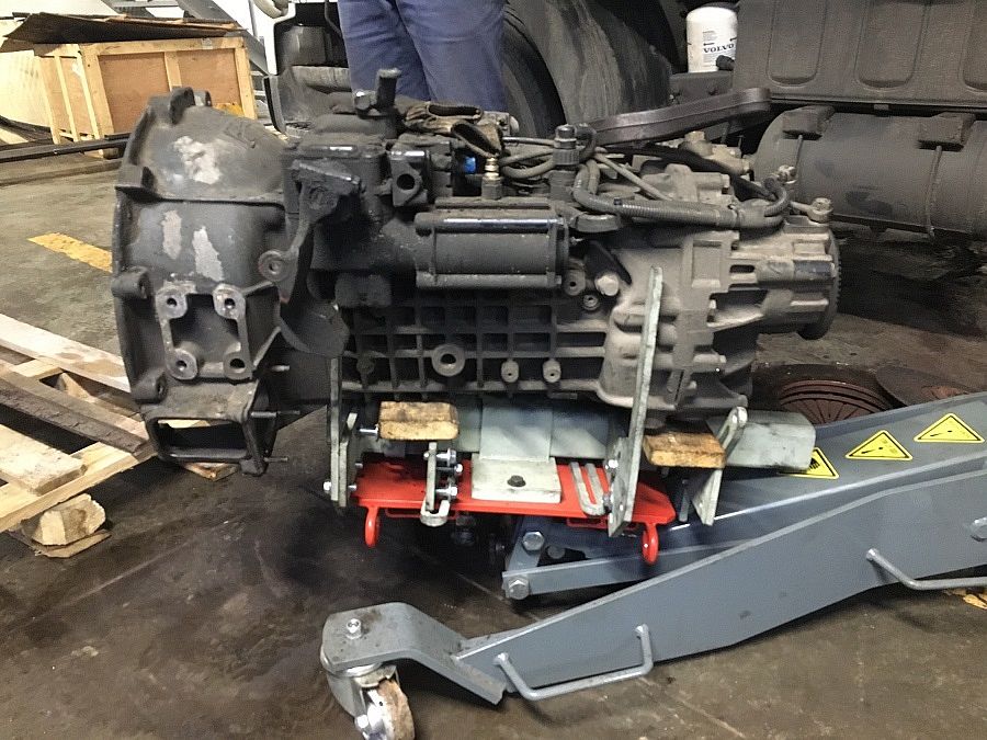 Подъёмник для снятия и установки агрегатов трансмиссии грузовых автомобилей с оснасткой