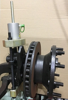 Съёмник гидравлический для съёма шкворней грузовых автомобилей , усилие 18 т, ход штока 51 мм