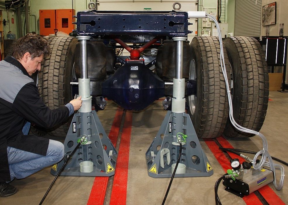 Комплект гидравлических домкратов для вывешивания осей ТС с насосом