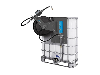 Комплект для раздачи масла из 1000 л IBC пластиковых танкеров (насос с укороч. штангой 3:1 с настен. крепл. серия С50, катушка со шлангом 10мх1/2", пистолет раздат с цифровым расходомером, всасывающий шланг), 25л/мин; 1МПа 