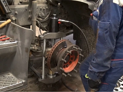 Выпрессовщик шкворней для грузовых автомобилей, универсальный с насосом (базовая версия)