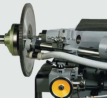 Инструмент для проточки и шлифовки маховиков